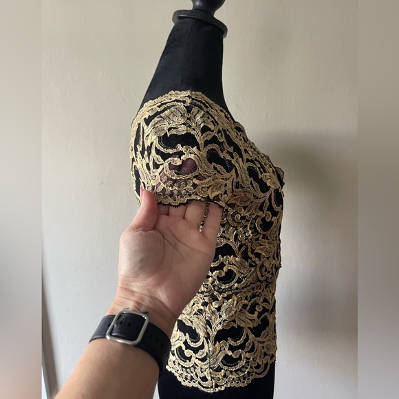 Definitely Wendy, Black/Gold, Lace/Mesh semi- crop fitted top, size med - Picture 9 of 10